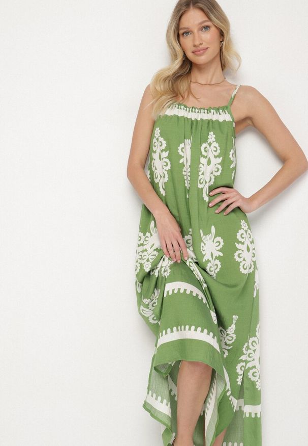 Born2be - Zielona Sukienka o Rozkloszowanym Kroju na Ramiączkach w Etniczny Wzór Revoniae. Okazja: na co dzień. Typ kołnierza: dekolt w kształcie V. Kolor: zielony. Długość rękawa: na ramiączkach. Styl: casual, elegancki