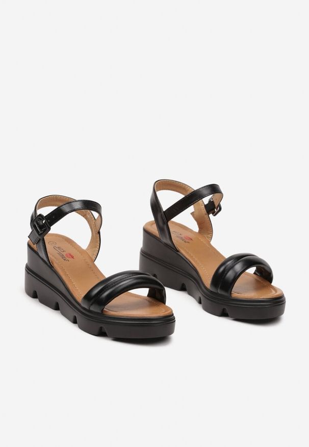 Renee - Czarne Sandały z Ekoskóry Zapinane Przy Kostce na Koturnie Gazina. Okazja: na plażę, na spacer. Kolor: czarny. Materiał: jeans. Sezon: lato. Obcas: na koturnie. Styl: elegancki