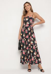 Born2be - Czarna Sukienka z Wiskozą o Rozkloszowanym Kroju w Kwiaty Nalorene. Okazja: na co dzień. Typ kołnierza: dekolt kwadratowy. Kolor: czarny. Materiał: wiskoza. Długość rękawa: na ramiączkach. Wzór: kwiaty. Typ sukienki: rozkloszowane. Styl: casual, elegancki #3