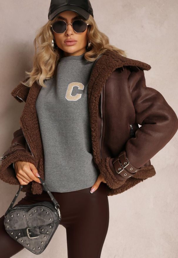 Renee - Szara Bluza z Naszywką o Fasonie Zakładanym Przez Głowę Esemia. Kolor: szary. Materiał: polar, dzianina, tkanina. Wzór: aplikacja