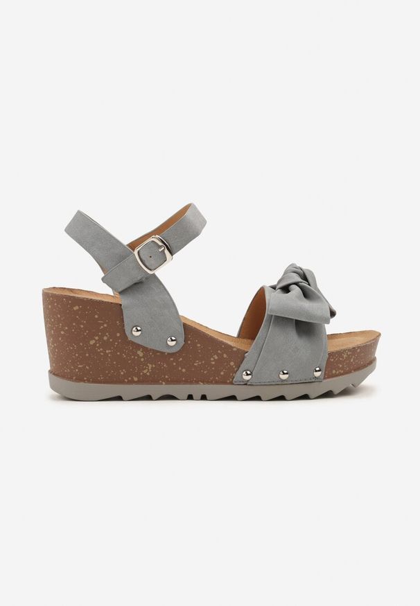 Born2be - Szare Sandały na Koturnie Ozdobione Kokardą i Nitami Fenevia. Okazja: na co dzień, na imprezę. Zapięcie: sprzączka. Kolor: szary. Wzór: aplikacja. Materiał: jeans. Sezon: lato. Obcas: na koturnie. Styl: casual, elegancki. Wysokość obcasa: średni