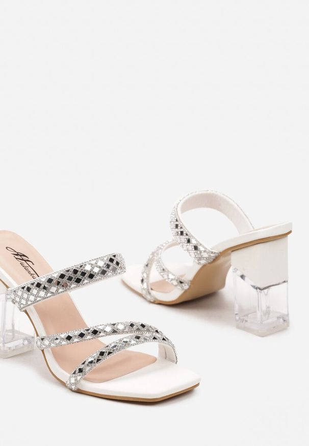Renee - Białe Klapki na Transparentnym Słupku Ozdobione Cyrkoniami Fenadira. Okazja: na spacer, na co dzień. Kolor: biały. Wzór: aplikacja. Sezon: lato. Obcas: na słupku. Styl: glamour, elegancki, casual
