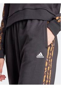 Adidas - adidas Spodnie dresowe Essentials 3-Stripes IS2155 Czarny Loose Fit. Kolor: czarny. Materiał: bawełna #4