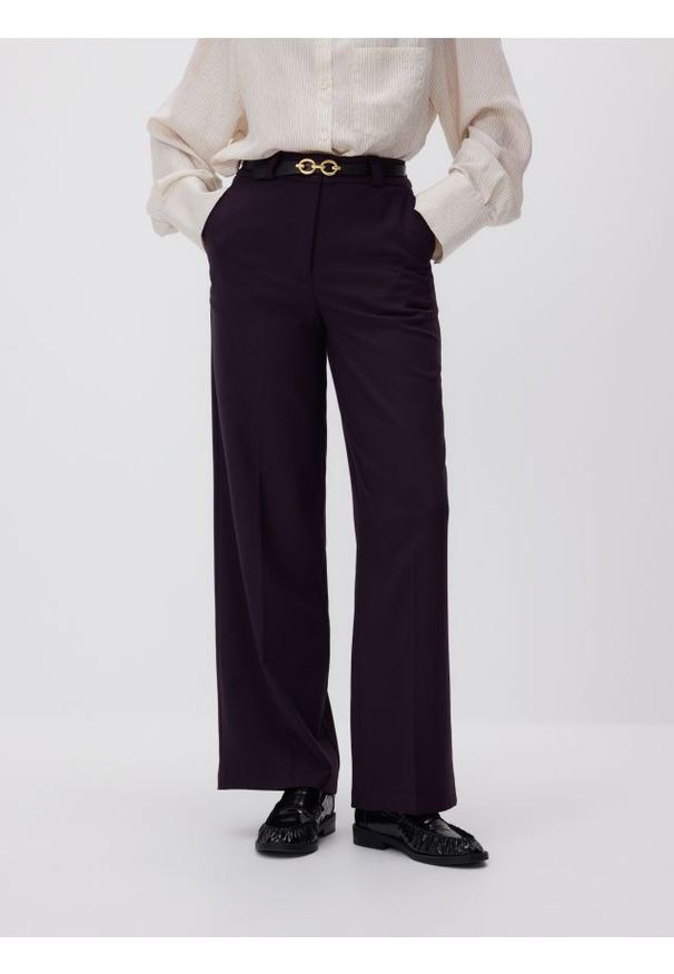 Reserved - Spodnie z paskiem - fioletowy. Kolor: fioletowy. Materiał: tkanina, wiskoza
