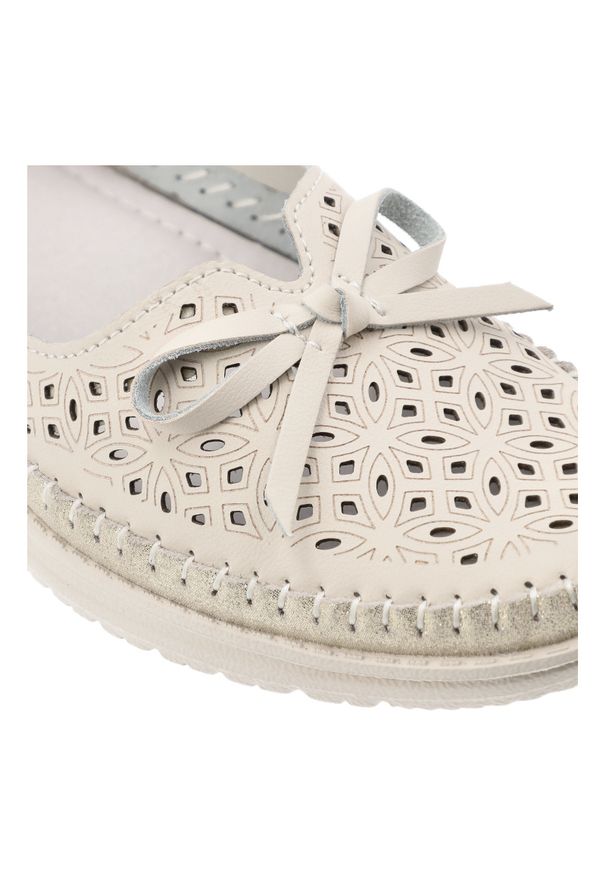 Półbuty damskie Vinceza, cholewka ze skóry naturalnej licowej z ażurową perforacją wsuwany fason z ozdobną kokardą, beżowe, 95390. Kolor: beżowy. Materiał: skóra. Szerokość cholewki: normalna. Wzór: ażurowy