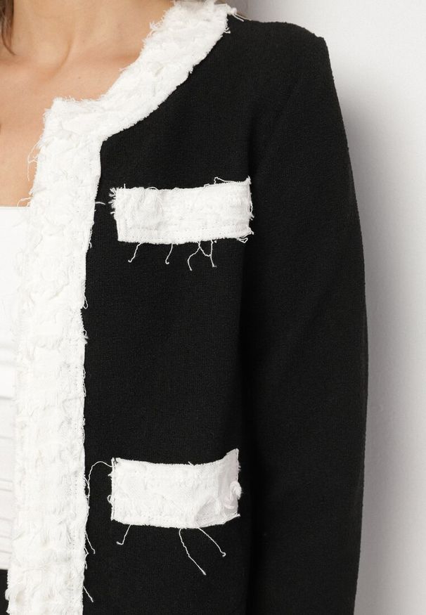 Born2be - Czarna Pudełkowa Marynarka Zdobiona Tłoczonymi Wstawkami Ransira. Okazja: na co dzień. Kolor: czarny. Materiał: jeans. Wzór: aplikacja. Styl: elegancki, casual