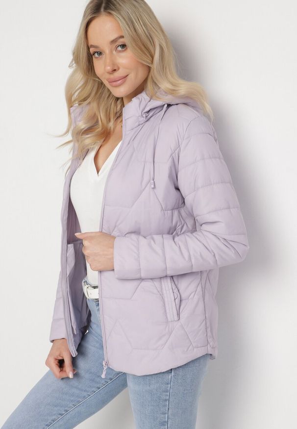 Born2be - Jasnofioletowa Pikowana Kurtka z Odpinanym Kapturem Noridi. Okazja: na co dzień. Kolor: fioletowy. Materiał: jeans. Styl: casual, elegancki, klasyczny