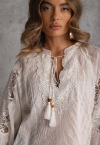 Renee - Biała Wiązana Bluzka w Stylu Boho z Tencelu z Koralikami i Koronką Helotis. Okazja: na co dzień. Kolor: biały. Materiał: koronka. Wzór: koronka. Styl: boho #7
