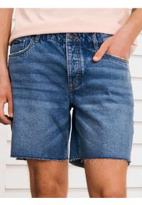 Sinsay - Szorty jeansowe z surowym wykończeniem - niebieski. Kolor: niebieski