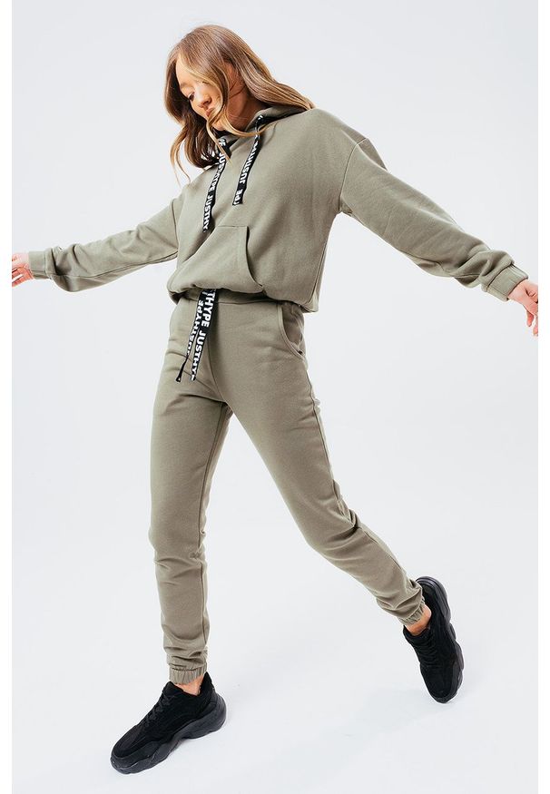 Hype - Bluza KHAKI. Typ kołnierza: kaptur. Kolor: zielony. Materiał: dzianina. Długość rękawa: długi rękaw. Długość: długie. Wzór: gładki