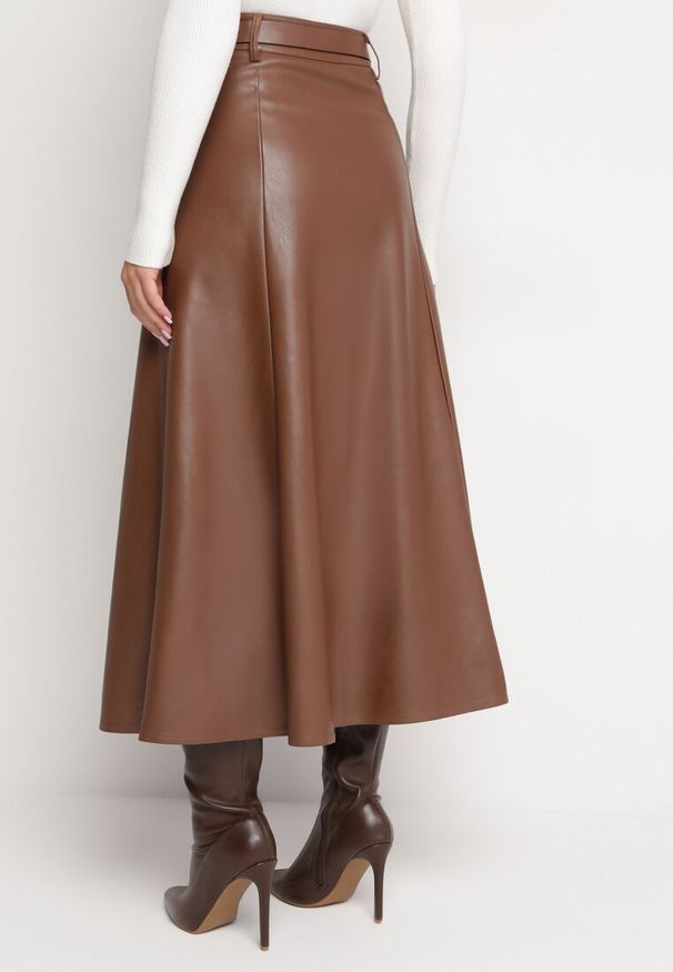 Born2be - Brązowa Trapezowa Spódnica Midi z Ekoskóry na Guziki i Paskiem Stardia. Okazja: na co dzień. Kolor: brązowy. Wzór: aplikacja. Styl: elegancki, casual, klasyczny