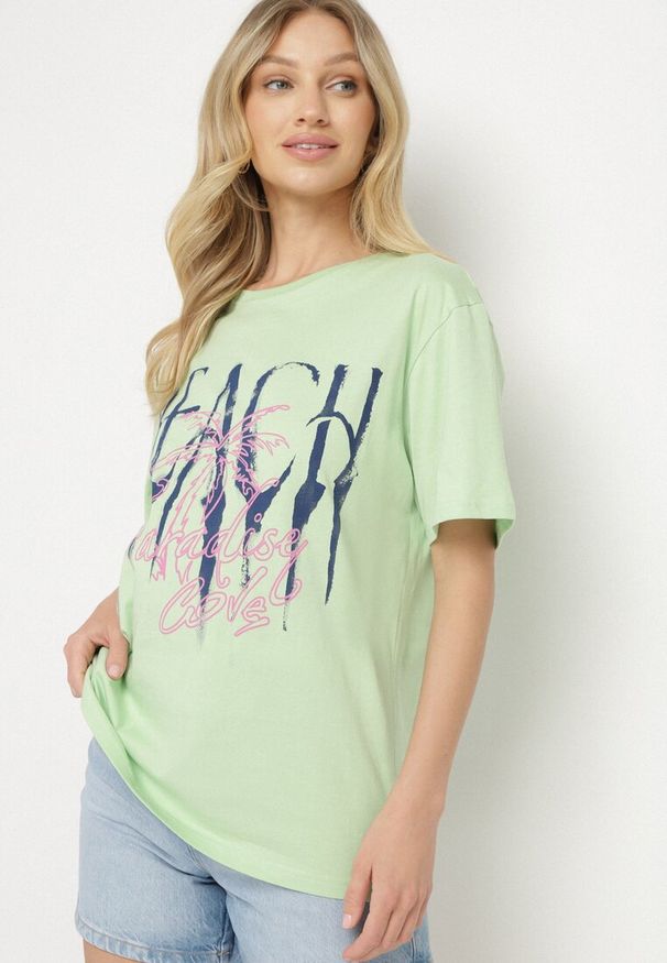 Born2be - Jasnozielona Koszulka z Bawełny Ozdobiona Nadrukiem Savirene. Okazja: na co dzień. Kolor: zielony. Materiał: bawełna. Wzór: nadruk, aplikacja. Styl: casual, klasyczny