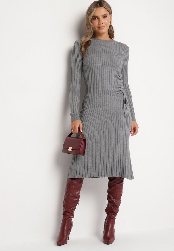 Born2be - Szara Dopasowana Sukienka z Wiskozą z Prążkowanego Materiału Ściągana Troczkiem Eleavia. Okazja: na co dzień. Kolor: szary. Materiał: wiskoza, materiał, prążkowany. Wzór: aplikacja. Styl: casual