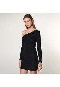 Sinsay - Sukienka mini z odkrytym ramieniem - Czarny. Kolor: czarny. Długość: mini