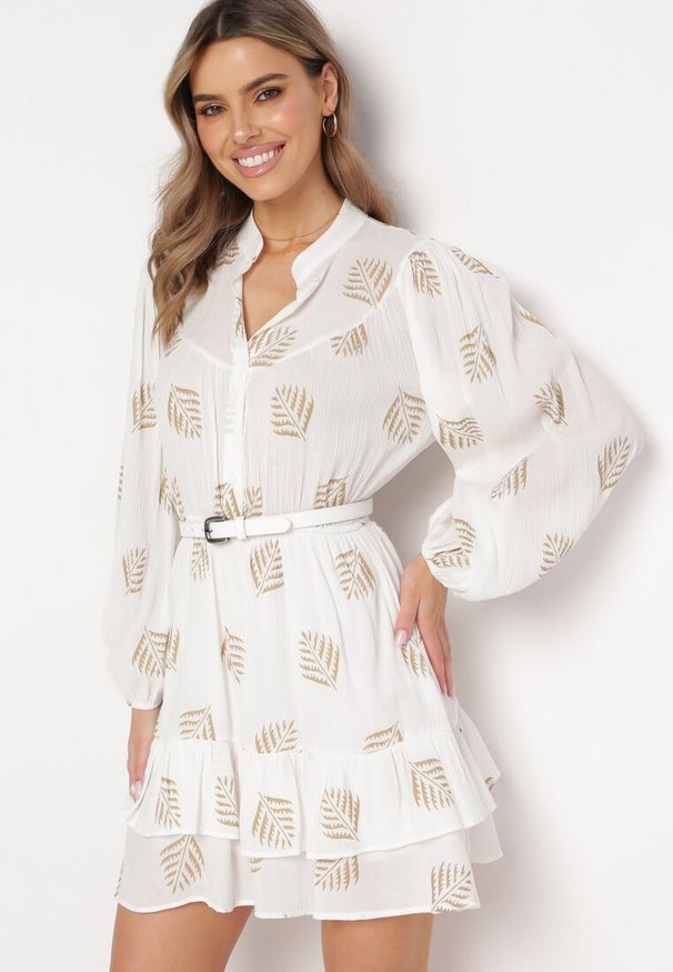 Born2be - Biała Rozkloszowana Sukienka Mini z Falbanką w Liście Rianle. Kolor: biały. Wzór: kwiaty. Typ sukienki: rozkloszowane. Długość: mini