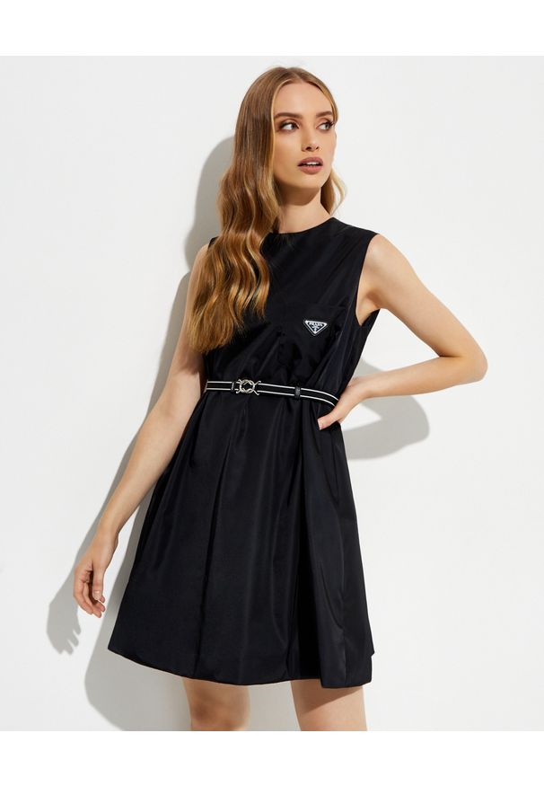 prada - PRADA - Czarna sukienka mini bez rękawów. Kolor: czarny. Materiał: materiał. Długość rękawa: bez rękawów. Typ sukienki: rozkloszowane. Długość: mini