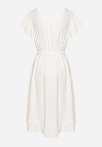 Born2be - Biała Kopertowa Sukienka z Asymetrycznym Dołem Ozdobiona Falbanką z Paskiem w Talii Snidia. Okazja: na spacer, na co dzień. Kolor: biały. Wzór: aplikacja. Sezon: lato. Typ sukienki: kopertowe, asymetryczne. Styl: casual, elegancki, klasyczny #6