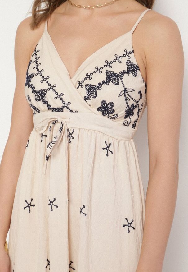 Born2be - Jasnobeżowa Sukienka z Wiskozy Ozdobiona Haftami Lunireia. Okazja: na co dzień. Typ kołnierza: dekolt w kształcie V. Kolor: beżowy. Materiał: wiskoza. Długość rękawa: na ramiączkach. Wzór: aplikacja, haft. Typ sukienki: proste. Styl: casual