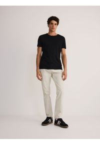 Reserved - Spodnie chino slim fit - złamana biel. Materiał: bawełna