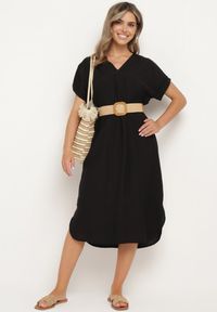 Born2be - Czarna Wiskozowa Sukienka z Paskiem Ozdobionym Plecionką i Klamrą Mlevena. Typ kołnierza: dekolt w kształcie V. Kolekcja: plus size. Kolor: czarny. Materiał: wiskoza. Długość rękawa: krótki rękaw. Wzór: aplikacja. Typ sukienki: dla puszystych. Styl: elegancki #1
