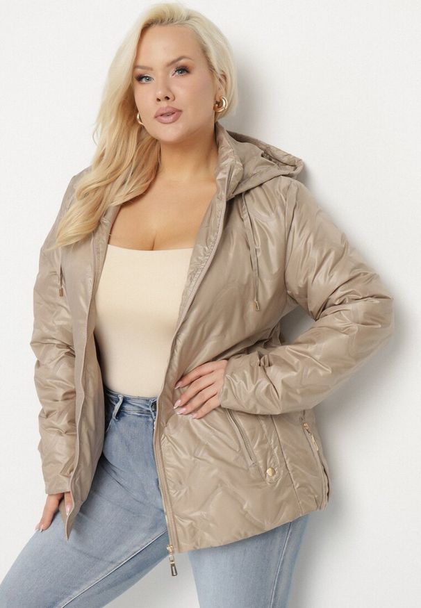 Born2be - Ciemnobeżowa Kurtka Pikowana z Odpinanym Kapturem Marinos. Kolekcja: plus size. Kolor: beżowy. Styl: elegancki