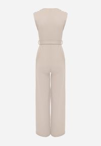 Renee - Beżowy Długi Kombinezon Wiązany w Pasie z Guzikami Na Ramionach Amile. Kolekcja: dla wysokich. Kolor: beżowy. Materiał: materiał, prążkowany. Długość rękawa: bez rękawów. Długość: długie. Wzór: aplikacja #4