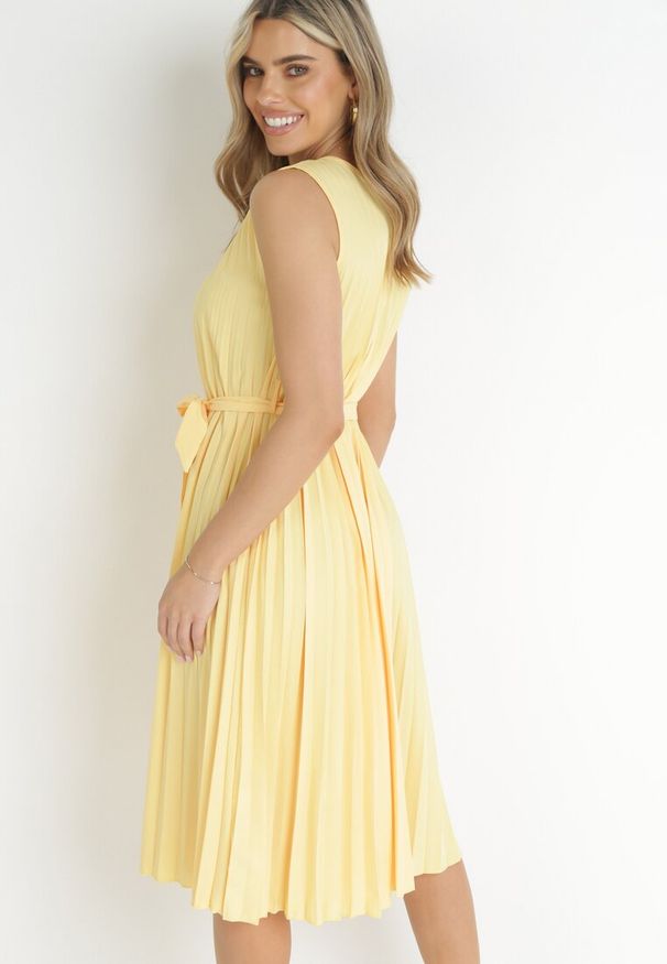 Born2be - Żółta Plisowana Sukienka Midi z Rozkloszowanym Dołem i Materiałowym Paskiem Katinka. Kolor: żółty. Materiał: materiał. Długość: midi