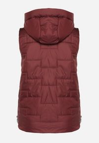 Born2be - Bordowa Pikowana Kamizelka z Kapturem i Sznurkami Imvila. Okazja: na co dzień. Typ kołnierza: kaptur. Kolor: czerwony. Materiał: jeans. Wzór: aplikacja. Styl: klasyczny, casual, elegancki