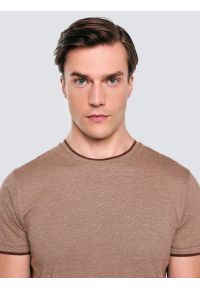 Big-Star - Koszulka męska z logo BIG STAR na piersi brązowa Lobber 804. Kolor: brązowy. Materiał: jeans, dzianina, bawełna. Wzór: aplikacja. Styl: klasyczny