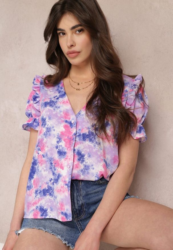 Renee - Fioletowa Koszula z Falbankami i Powlekanymi Guzikami Kageno. Okazja: na co dzień. Typ kołnierza: kołnierz z falbankami. Kolor: fioletowy. Styl: casual