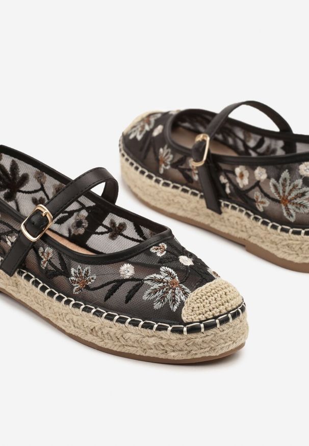 Renee - Czarne Espadryle z Siateczki na Plecionej Podeszwie Zdobione Haftem Evelritia. Okazja: na co dzień. Zapięcie: pasek. Kolor: czarny. Materiał: jeans, materiał. Wzór: aplikacja, haft. Styl: elegancki, casual