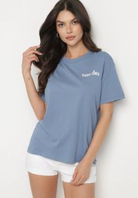 Born2be - Niebieski Bawełniany T-shirt Oversize Fillaria. Okazja: na co dzień. Kolor: niebieski. Materiał: bawełna. Wzór: aplikacja. Styl: klasyczny, casual #4