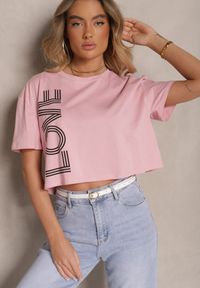 Renee - Różowy T-shirt z Bawełny o Krótkim Kroju Ozdobiony Napisem Sannovia. Okazja: na co dzień. Kolor: różowy. Materiał: bawełna. Długość: krótkie. Wzór: napisy, aplikacja. Styl: klasyczny, casual #3