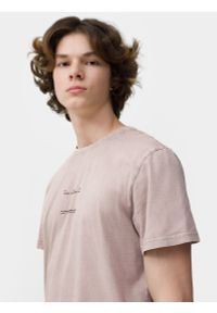 4f - T-shirt regular z nadrukiem męski. Kolor: beżowy. Materiał: bawełna. Wzór: nadruk #2