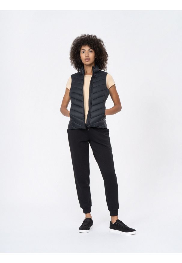 4f - Bezrękawnik puchowy z wypełnieniem syntetycznym damski. Typ kołnierza: kołnierzyk stójkowy. Kolor: czarny. Materiał: syntetyk, puch. Długość rękawa: bez rękawów