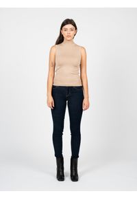 Guess Sweter | W2YR32Z2V62 | Kobieta | Beżowy. Typ kołnierza: golf. Kolor: beżowy. Materiał: wiskoza, poliamid. Długość rękawa: bez rękawów. Styl: elegancki #1