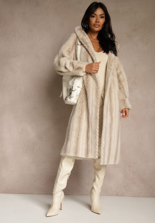 Renee - Jasnobeżowy Futrzany Płaszcz z Kapturem Zdobiony Pionowym Wzorem Elrinrahne. Typ kołnierza: kaptur. Kolor: beżowy. Materiał: futro. Długość rękawa: długi rękaw. Wzór: aplikacja. Styl: klasyczny