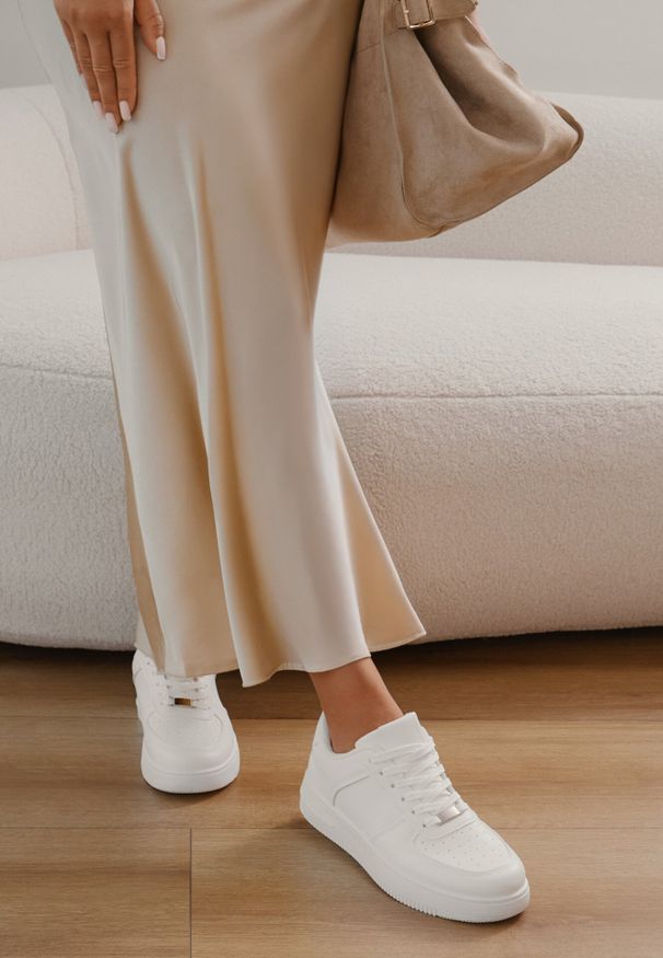 Born2be - Białe Sneakersy z Perforacją na Nosku Elletia. Okazja: na co dzień. Zapięcie: sznurówki. Kolor: biały. Materiał: bawełna, jeans