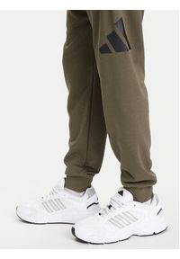 Adidas - adidas Spodnie dresowe Essentials Big Logo JE8970 Khaki Regular Fit. Kolor: brązowy. Materiał: bawełna #3