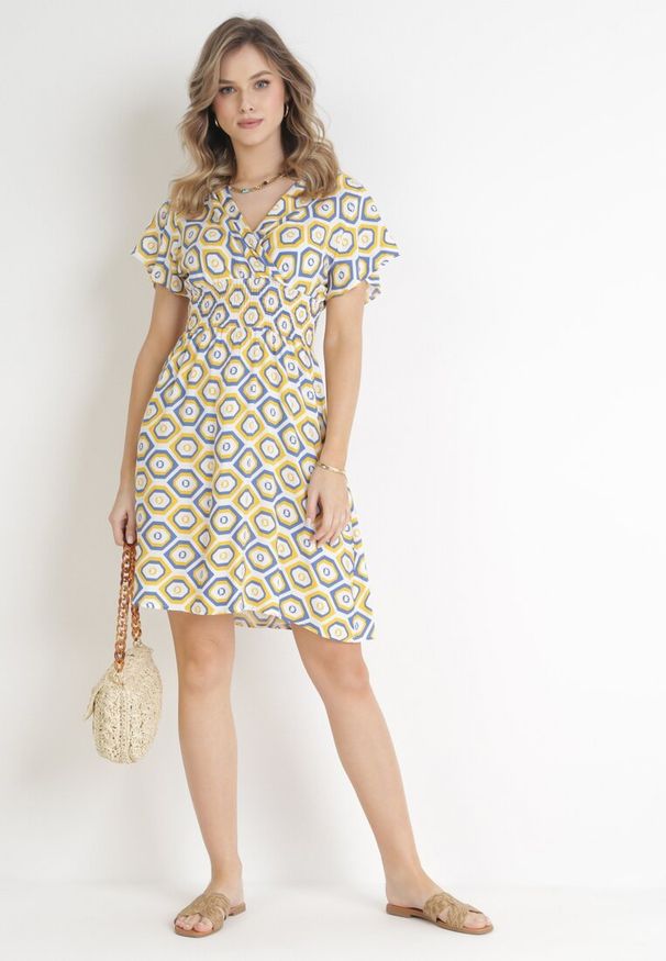 Born2be - Żółta Sukienka Mini z Wiskozy z Gumką w Pasie i Kopertowym Dekoltem Karisa. Kolor: żółty. Materiał: wiskoza. Długość rękawa: krótki rękaw. Sezon: wiosna, lato. Typ sukienki: kopertowe. Długość: mini