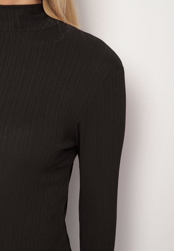 Born2be - Czarna Bluzka z Golfem i Długim Rękawem w Klasycznym Stylu Abontia. Okazja: do pracy, na co dzień, na spotkanie biznesowe. Typ kołnierza: golf. Kolor: czarny. Materiał: jeans. Długość rękawa: długi rękaw. Długość: długie. Styl: klasyczny