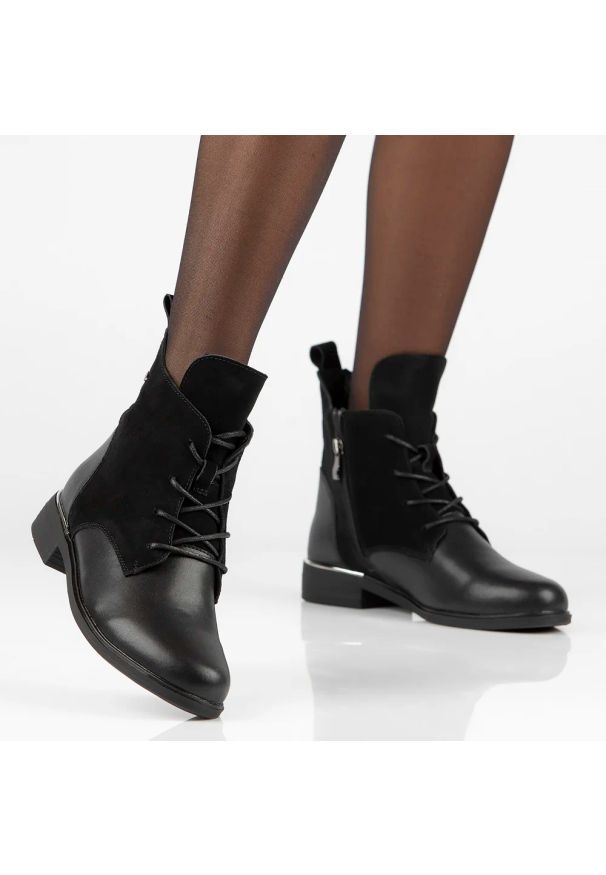 Czarne skórzane botki damskie płaskie Filippo Dbt4749/25. Okazja: na co dzień. Nosek buta: okrągły. Zapięcie: sznurówki. Kolor: czarny. Materiał: lakier, skóra, zamsz. Sezon: zima, jesień. Obcas: na obcasie. Styl: klasyczny, casual, elegancki