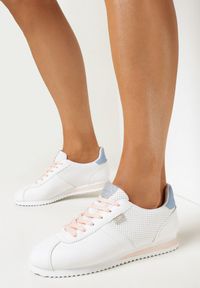 Born2be - Białe Sneakersy Sznurowane Atheleta. Okazja: na co dzień. Kolor: biały. Sport: fitness