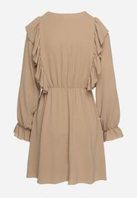 Born2be - Ciemnobeżowa Rozkloszowana Sukienka o Kopertowym Kroju z Falbankami Celonara. Okazja: na imprezę. Typ kołnierza: kołnierz z falbankami. Kolor: beżowy. Typ sukienki: kopertowe. Styl: elegancki #6