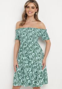 Born2be - Zielona Bawełniana Sukienka z Dekoltem Typu Hiszpanka i Lekką Falbanką Hannesia. Okazja: na co dzień. Typ kołnierza: dekolt hiszpanka. Kolor: zielony. Materiał: bawełna. Sezon: wiosna, lato. Styl: elegancki, casual. Długość: mini #4