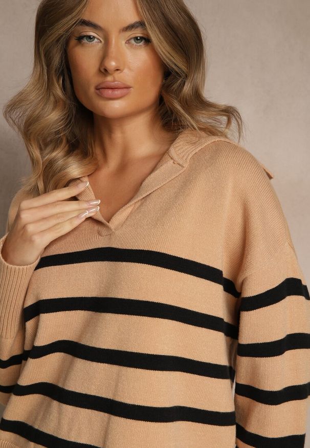 Renee - Beżowo-Czarny Sweter w Paski z Dekoltem w Serek z Kołnierzykiem Ralinavia. Okazja: na co dzień. Typ kołnierza: dekolt w serek. Kolor: beżowy. Materiał: jeans. Długość rękawa: długi rękaw. Długość: długie. Wzór: paski. Styl: casual, klasyczny