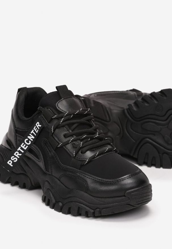 Born2be - Czarne Sneakersy na Masywnej Podeszwie z Ozdobną Taśmą Razhe. Kolor: czarny. Szerokość cholewki: normalna. Wzór: aplikacja, napisy