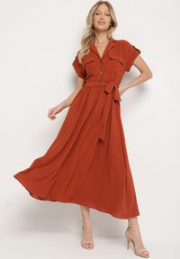 Born2be - Czerwona Sukienka o Koszulowym Kroju z Krótkim Rękawem i Wiązanym Paskiem Nalella. Okazja: na co dzień. Kolor: czerwony. Materiał: jeans. Długość rękawa: krótki rękaw. Typ sukienki: koszulowe. Styl: klasyczny, casual #1