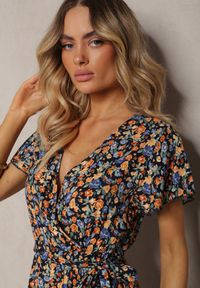 Renee - Czarno-Niebieska Sukienka z Bawełny Kopertowa z Paskiem w Talii w Kwiatowy Print Risalline. Okazja: na co dzień. Kolor: czarny. Materiał: bawełna. Długość rękawa: krótki rękaw. Wzór: kwiaty, nadruk. Sezon: lato, wiosna. Typ sukienki: kopertowe. Styl: elegancki, casual