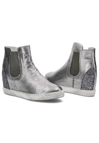 Srebrne Sneakersy Damskie Karino Modne Obuwie. Zapięcie: bez zapięcia. Kolor: srebrny. Materiał: skóra. Szerokość cholewki: normalna. Obcas: na koturnie. Wysokość obcasa: średni